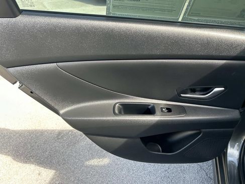 Used 2024 Hyundai Elantra SE FWD image 18