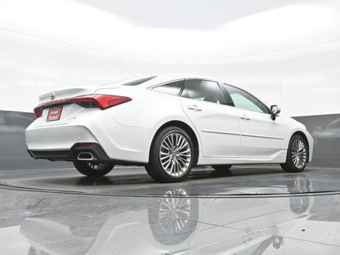 Used 2019 Toyota Avalon Limited image 34