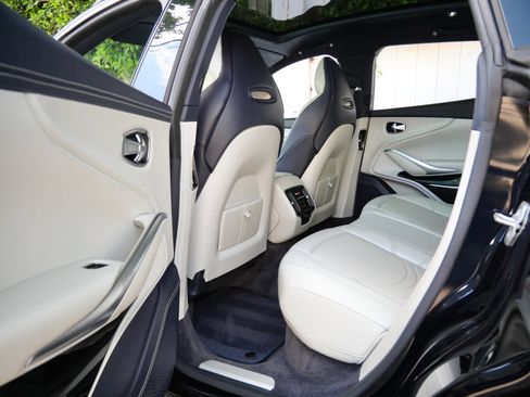 Used 2023 Aston Martin DBX AWD/4WD image 17