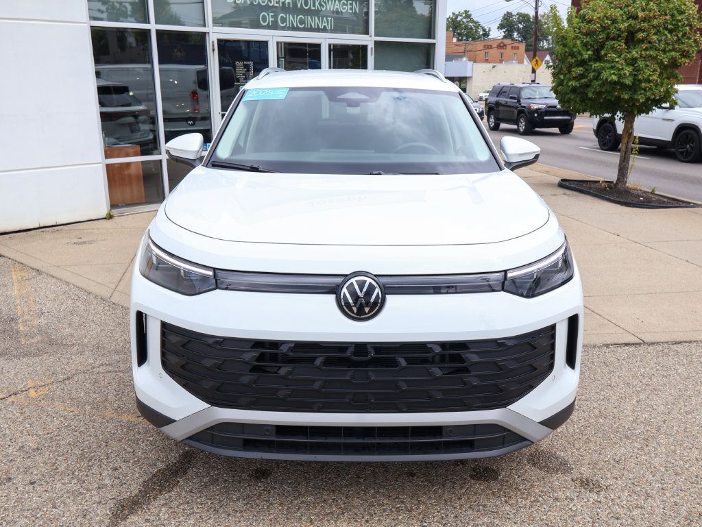 Used 2025 Volkswagen Tiguan SE AWD/4WD image 8