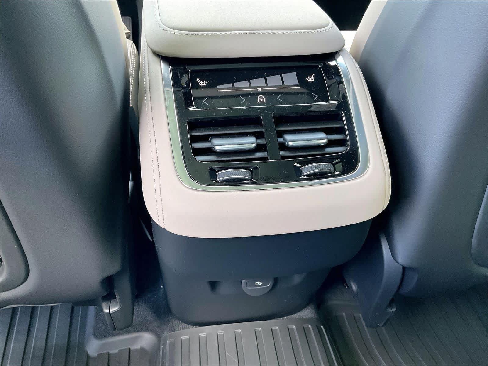 New 2027 Volvo XC90 B6 Ultra AWD/4WD image 16