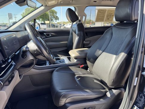 Used 2025 Kia Carnival LXS image 30