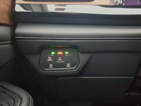 Used 2025 Volkswagen Atlas SE FWD image 29