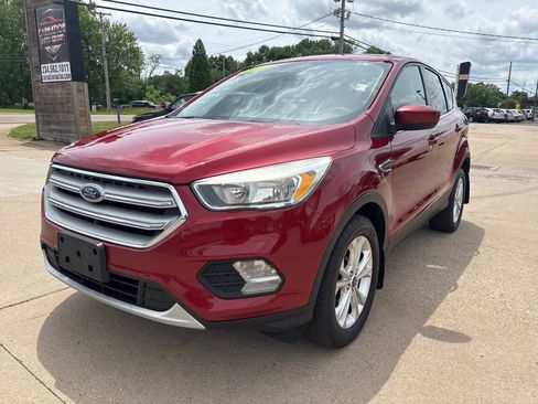 Used 2017 Ford Escape SE w/ SE Cold Weather Package AWD/4WD image 1