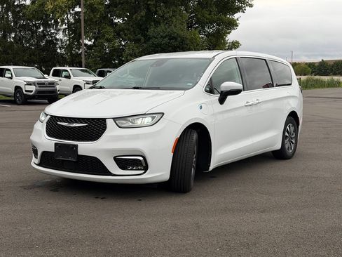 Used 2023 Chrysler Pacifica Touring-L FWD image 2
