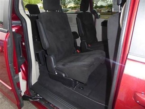 Used 2016 Dodge Grand Caravan SE FWD image 18