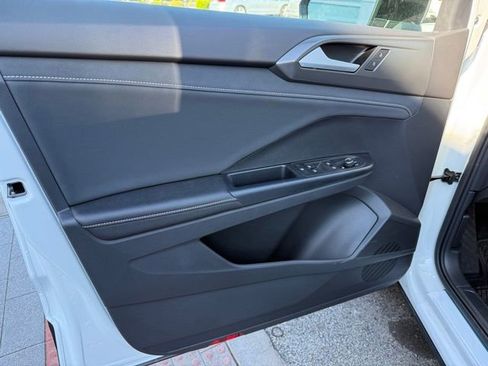New 2026 Volkswagen Taos SE FWD image 8