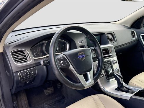Used 2017 Volvo V60 T5 Premier w/ Convenience Package FWD image 9