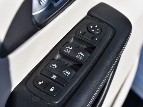 Used 2024 Chrysler Pacifica Select image 8