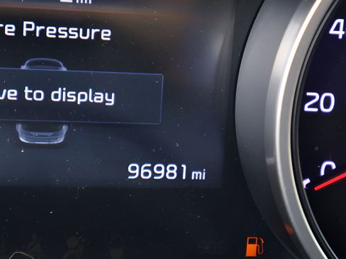 Used 2022 Kia Carnival LX FWD image 9