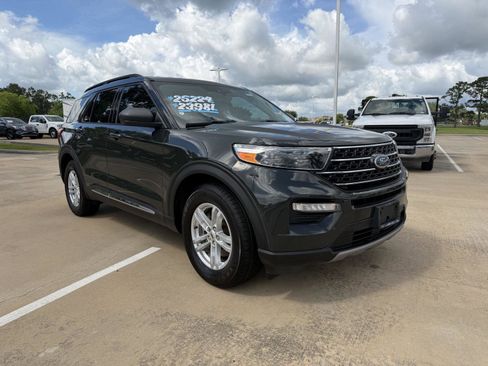 Used 2022 Ford Explorer XLT w/ Equipment Group 202A RWD image 2