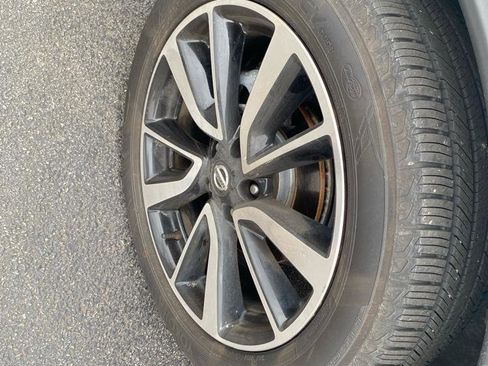 Used 2019 Nissan Rogue SL w/ Premium Package image 21