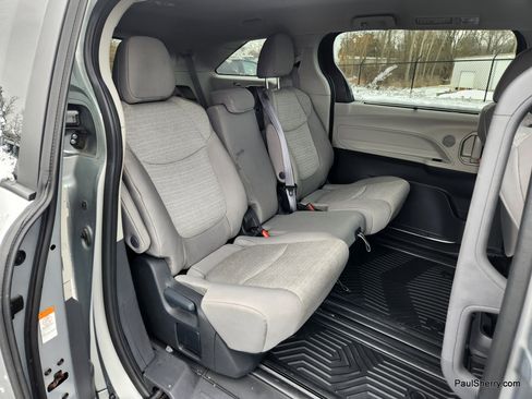 Used 2024 Toyota Sienna LE image 38