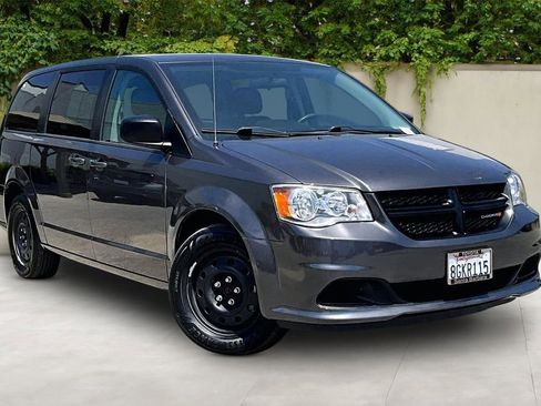 Used 2018 Dodge Grand Caravan SE FWD image 1