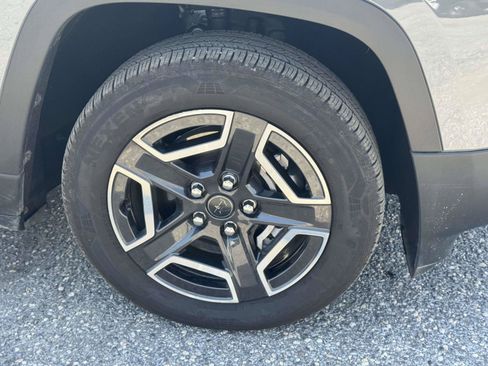 Used 2026 Jeep Cherokee Laredo AWD/4WD image 9