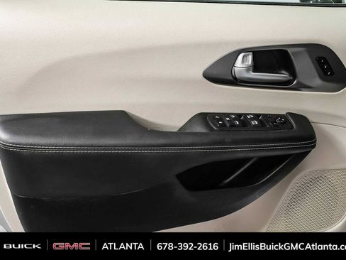Used 2024 Chrysler Pacifica Touring-L FWD image 6