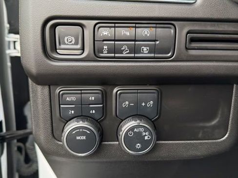 Used 2024 Chevrolet Suburban Z71 w/ Luxury Package AWD/4WD image 22