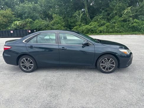 Used 2017 Toyota Camry SE FWD image 3