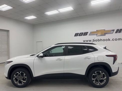 Used 2026 Chevrolet Trax LT w/ Driver Confidence Package FWD image 8