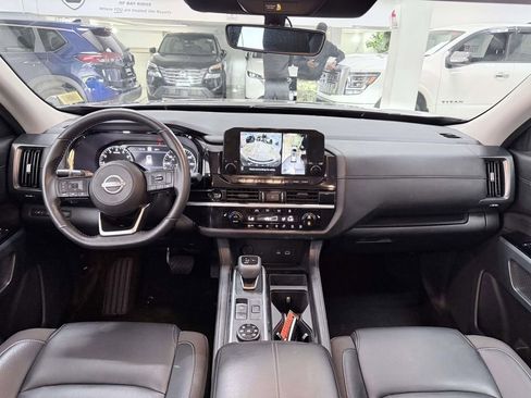 Used 2025 Nissan Pathfinder SL AWD/4WD image 15