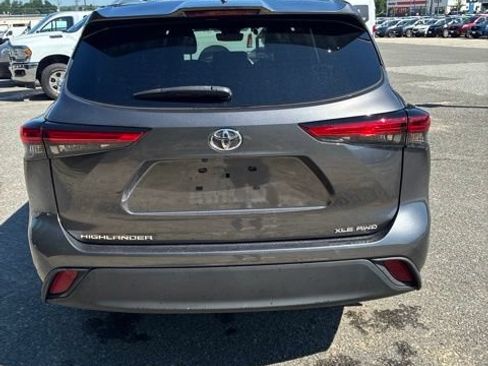 Used 2023 Toyota Highlander XLE AWD/4WD image 5