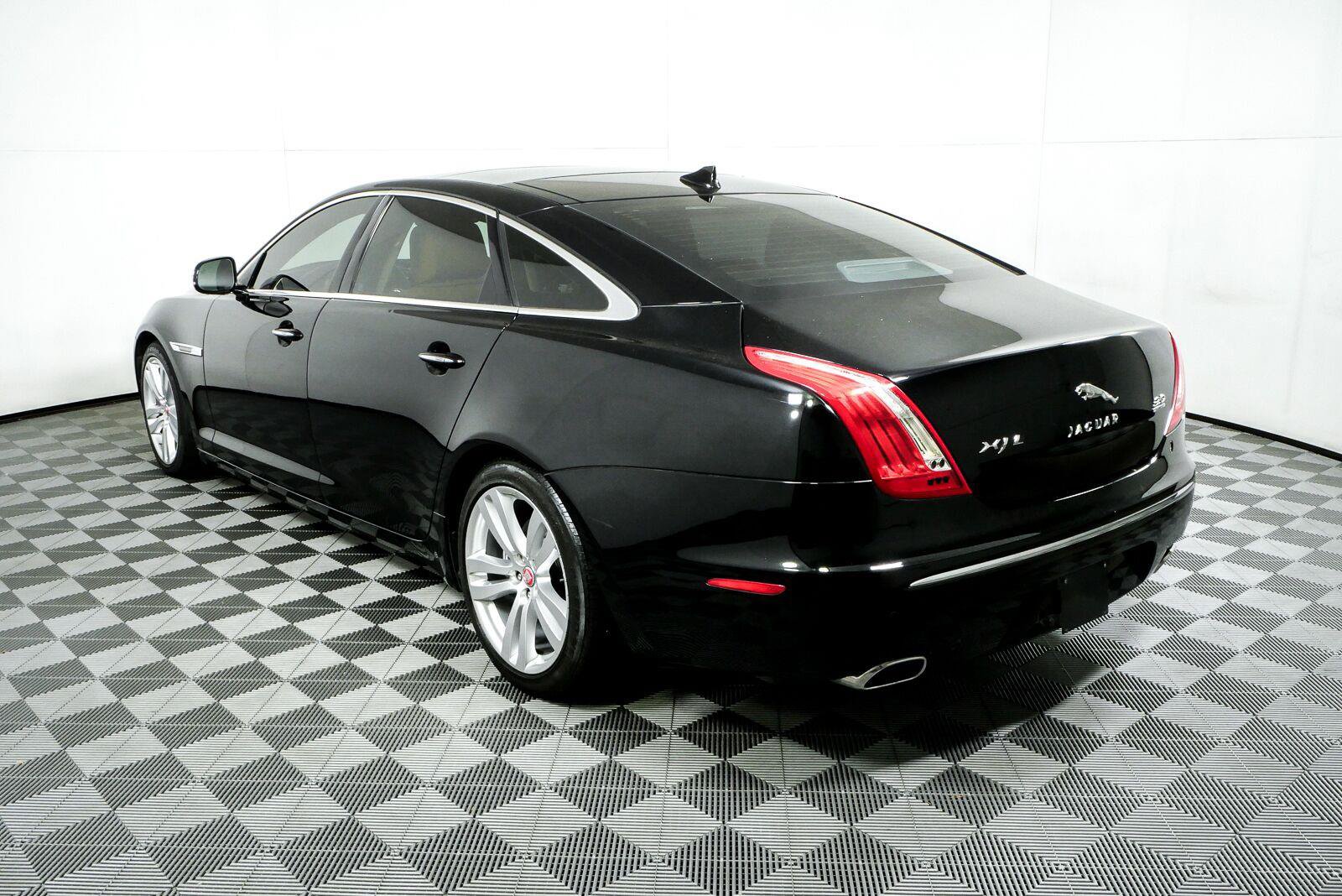 Used 2013 Jaguar XJ L Portfolio AWD/4WD image 29