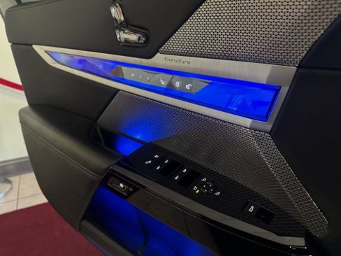 Used 2025 BMW i7 xDrive60 image 12