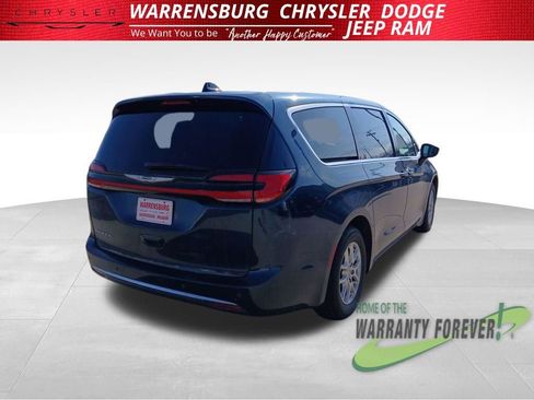 Used 2023 Chrysler Pacifica Touring-L image 3