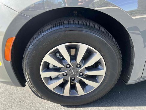 Used 2022 Chrysler Pacifica Touring-L image 81