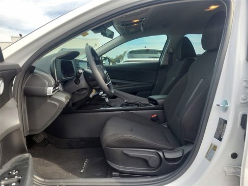 Certified 2025 Hyundai Elantra SE image 18