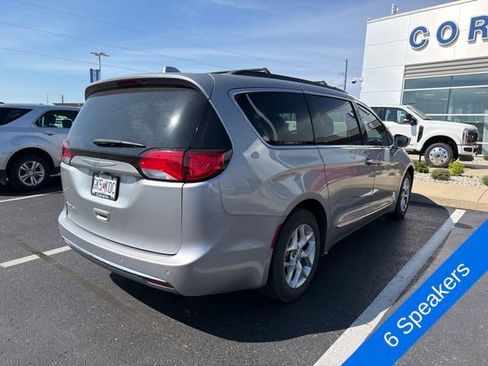 Used 2017 Chrysler Pacifica Touring-L w/ Tire & Wheel Group FWD image 6