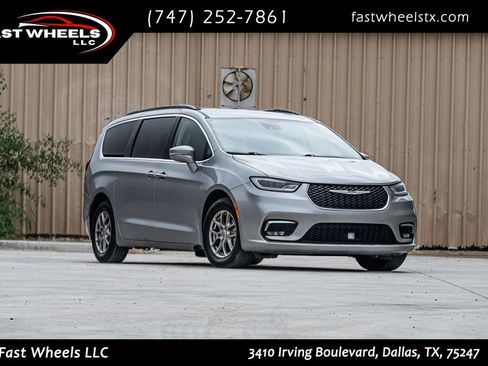 Used 2021 Chrysler Pacifica Touring FWD image 1