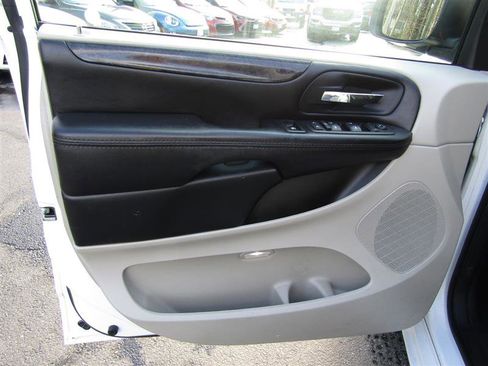 Used 2019 Dodge Grand Caravan SE w/ UConnect Hands-Free Group image 9