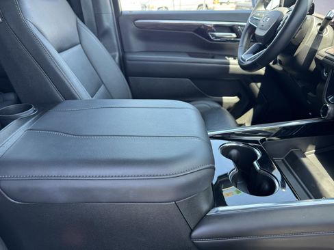 Used 2025 Chevrolet Suburban Z71 AWD/4WD image 8