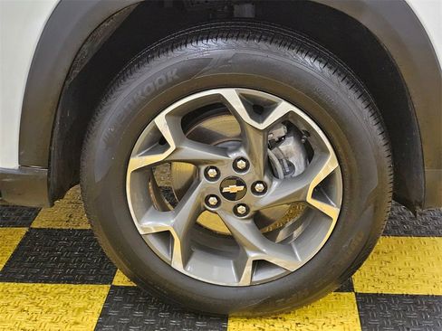 Used 2025 Chevrolet Trax LT image 9