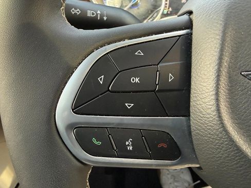 Used 2024 Chrysler Pacifica Limited w/ Uconnect Theater Family Group image 20