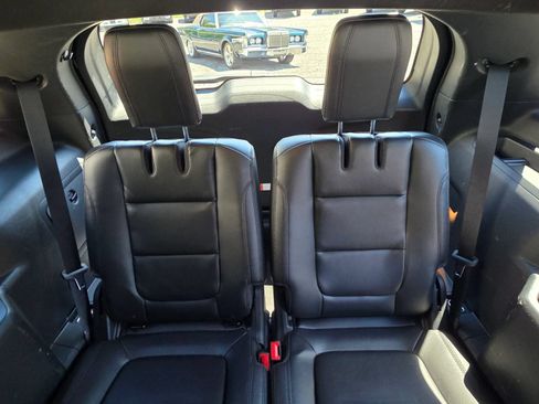 Used 2018 Ford Explorer XLT w/ Equipment Group 202A FWD image 17