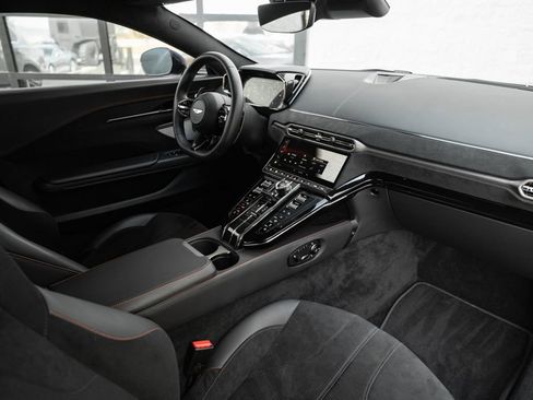 Used 2025 Aston Martin V8 Vantage Coupe image 3