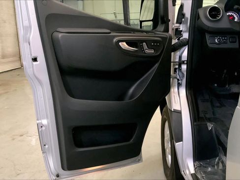 Used 2021 Mercedes-Benz Sprinter 2500 image 17