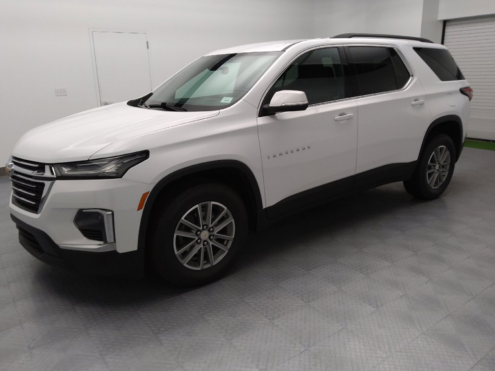 Used 2023 Chevrolet Traverse LT FWD image 2