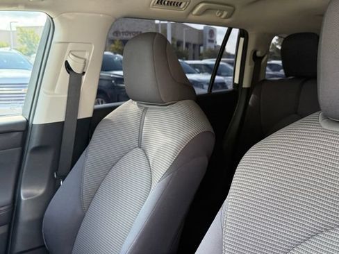Used 2021 Toyota Highlander LE FWD image 13