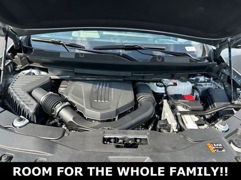 Used 2025 Chevrolet Traverse LT FWD image 11