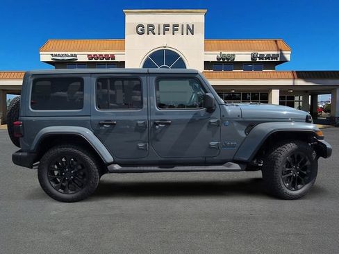 Used 2025 Jeep Wrangler Unlimited Sahara AWD/4WD image 3