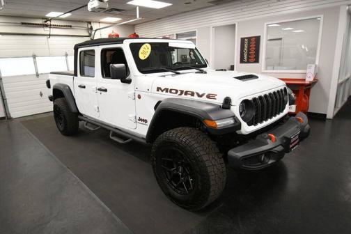Used 2024 Jeep Gladiator Mojave w/ Technology Group AWD/4WD image 2