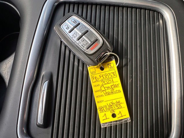 Used 2024 Chrysler Pacifica Touring-L FWD image 24