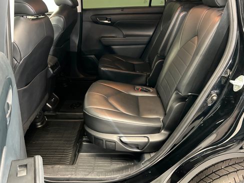 Used 2020 Toyota Highlander XLE image 22