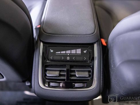 Used 2025 Volvo XC90 B6 Plus image 36