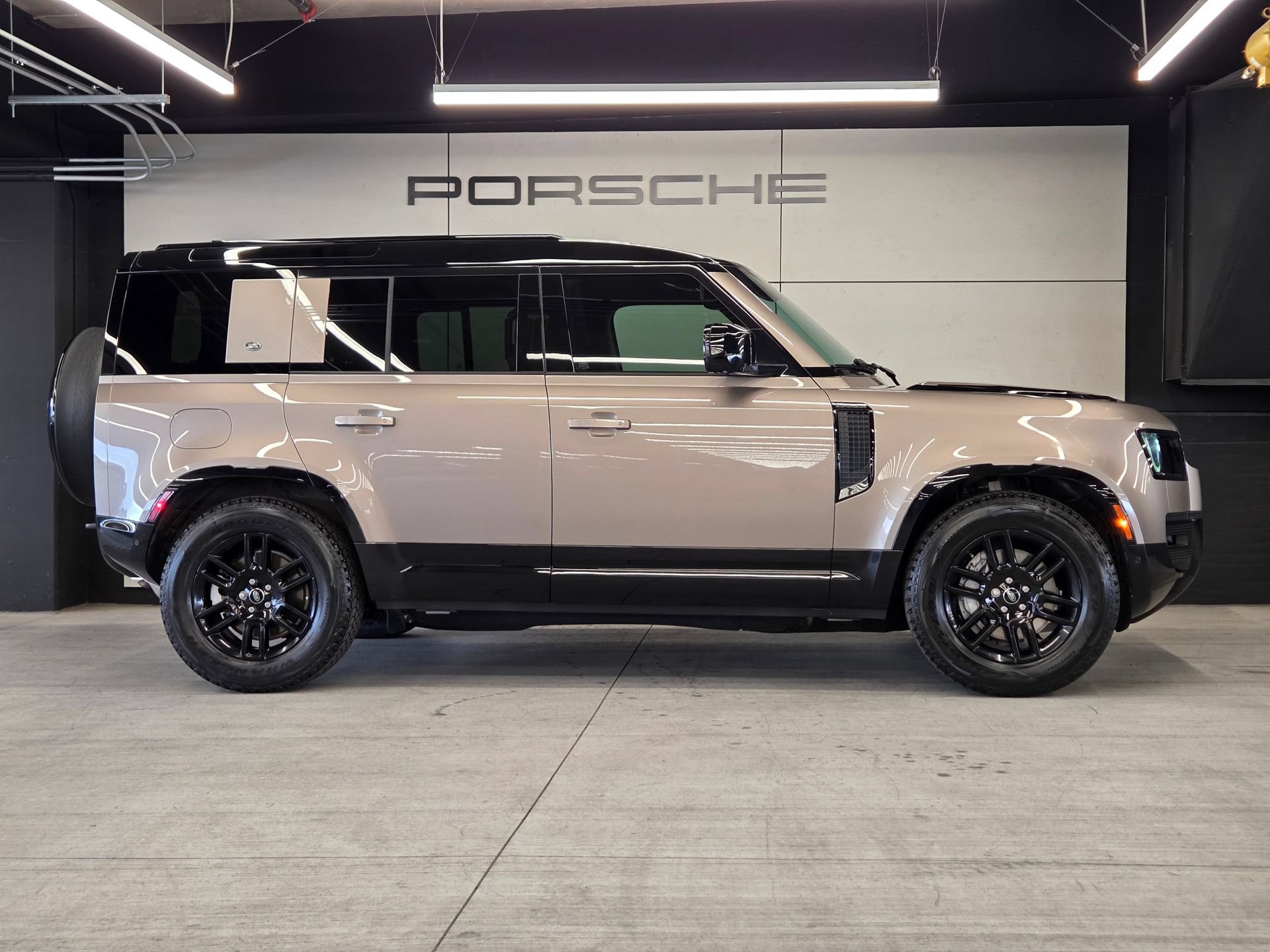 Used 2023 Land Rover Defender 110 X-Dynamic SE AWD/4WD image 29