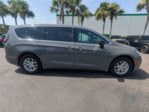 Used 2025 Chrysler Pacifica Select FWD image 3
