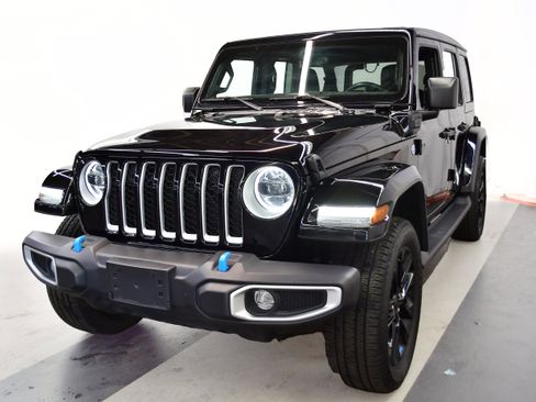 Used 2023 Jeep Wrangler Unlimited Sahara w/ Cold Weather Group AWD/4WD image 4